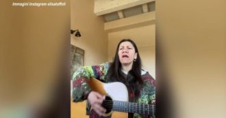 Copertina di Guerra Russia-Ucraina, Elisa canta Zombie dei Cranberries: “Stiamo dalla parte di chi è contro questa guerra”. L’esibizione alla chitarra