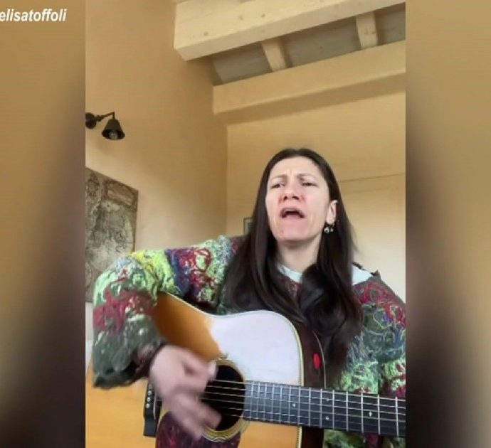 Guerra Russia-Ucraina, Elisa canta Zombie dei Cranberries: “Stiamo dalla parte di chi è contro questa guerra”. L’esibizione alla chitarra