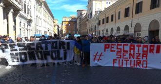 Copertina di Roma, pescatori in piazza contro il caro gasolio: “È il funerale del settore, con questi costi non possiamo andare avanti. Governo intervenga”