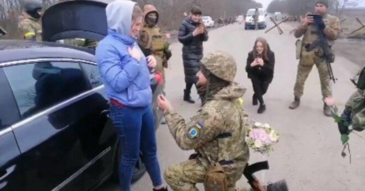 Guerra Ucraina, coppia di soldati si unisce in matrimonio al checkpoint. Un altro militare inscena un controllo per chiedere alla fidanzata di sposarlo