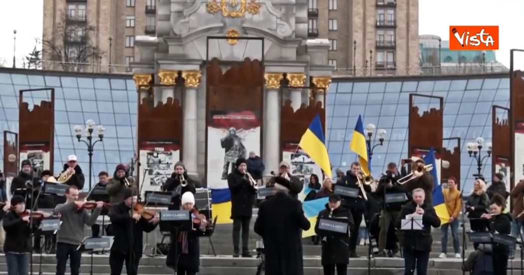 Guerra Russia-Ucraina, l’orchestra di Kiev suona l’Inno alla gioia di Beethoven in piazza Majdan