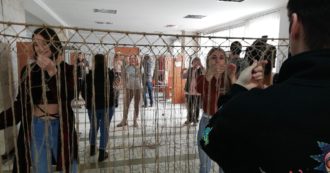 Guerra Russia-Ucraina, nel Politecnico di Leopoli dove gli studenti intrecciano reti mimetiche per i soldati: “Facciamo la nostra parte”