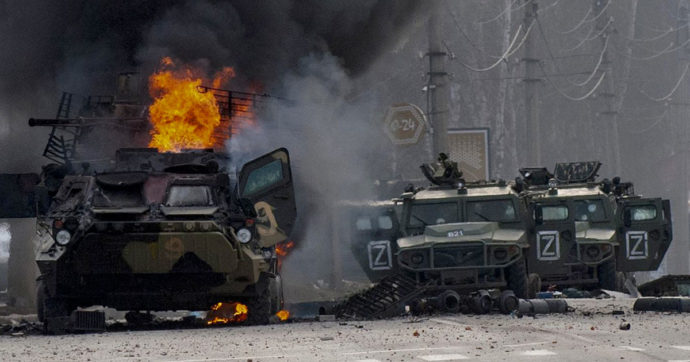 Invasione dell’Ucraina, Mosca ammette: “Partecipano anche militari di leva”. Zelensky crea il numero verde “Trova il tuo caro”