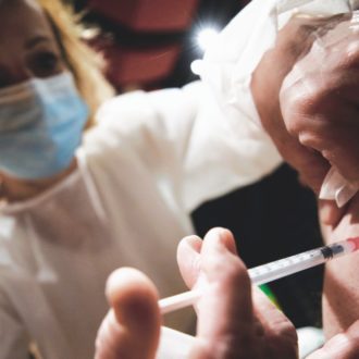 Copertina di Omicron, la 3ª dose dura meno. E i contagi risalgono