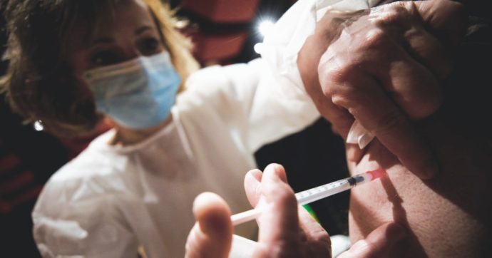 Omicron, la 3ª dose dura meno. E i contagi risalgono