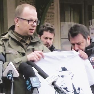 Copertina di In faccia la t-shirt di Putin: Salvini umiliato a Przemysl