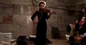 Guerra Russia-Ucraina, la violinista che si esibisce nascosta in un bunker di Kharkiv