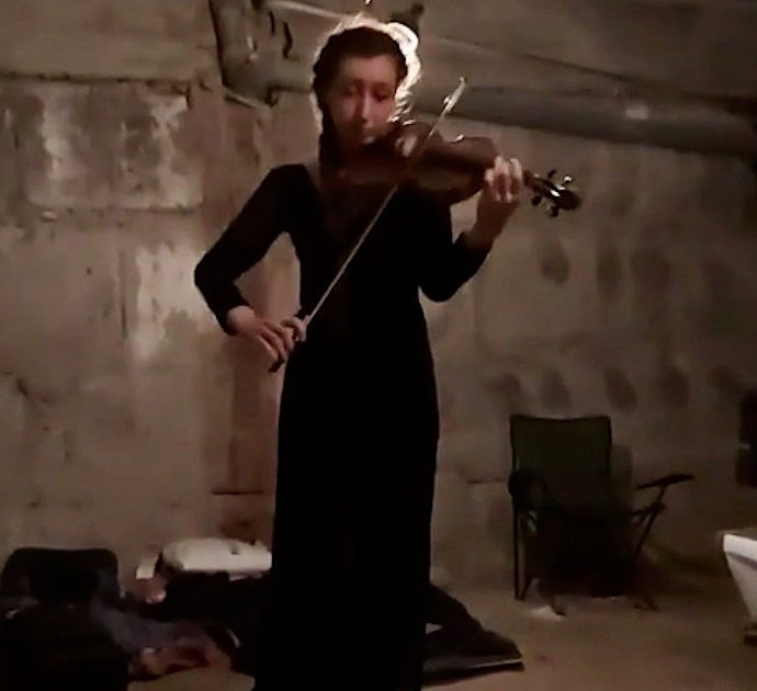 Guerra Russia-Ucraina, la violinista che si esibisce nascosta in un bunker di Kharkiv