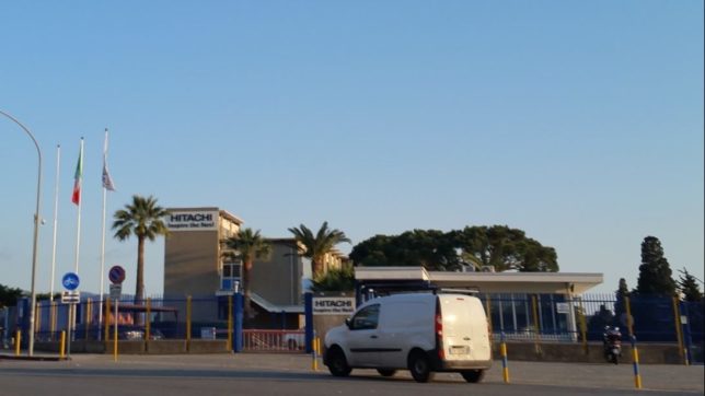 Morti sul lavoro, a Reggio Calabria 42enne schiacciato durante la raccolta dei rifiuti. Un operaio precipita da un cantiere a Monza