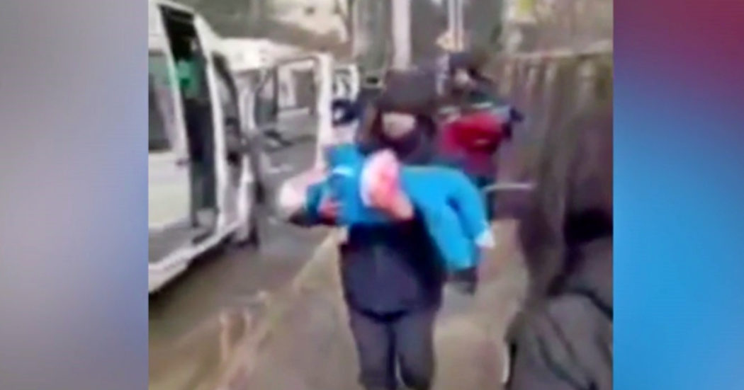 Guerra Russia-Ucraina, l’evacuazione dell’orfanotrofio di Vorzel’: bambini portati via dalla Croce Rossa – Video