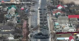 Copertina di Guerra Russia-Ucraina, colonna di carri armati di Mosca colpita dall’esercito di Kiev: le immagini dall’alto diffuse dalle forze armate – Video