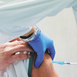 Copertina di Covid, sono guariti ma senza pass. Il “bug” che punisce i medici