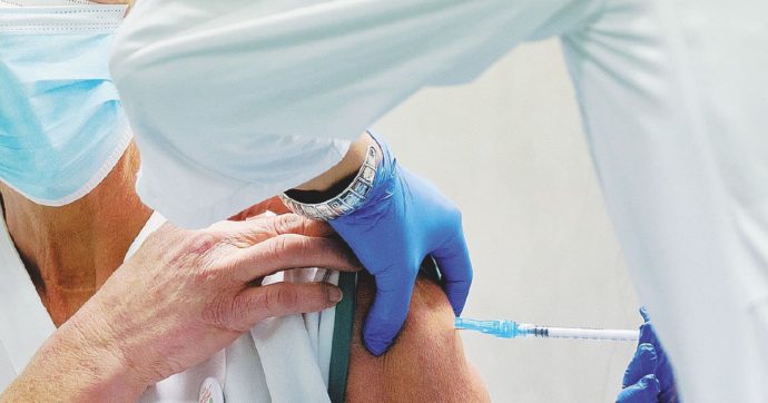 Covid, sono guariti ma senza pass. Il “bug” che punisce i medici