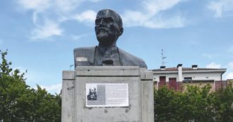 Copertina di A Cavriago, il paese di Orietta Berti, si litiga sul busto di Lenin: “Via in Russia” “No, resta”
