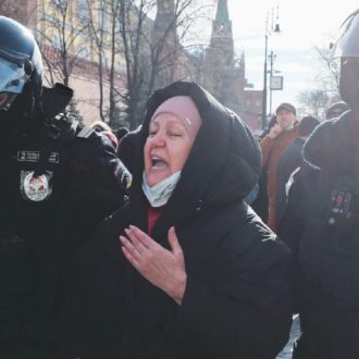 Copertina di Russia, la protesta: “Avete usato i nostri figli come carne da cannone”