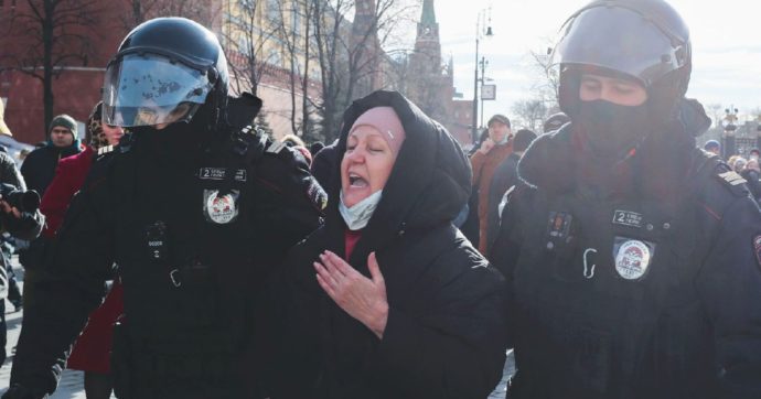 Copertina di Russia, la protesta: “Avete usato i nostri figli come carne da cannone”