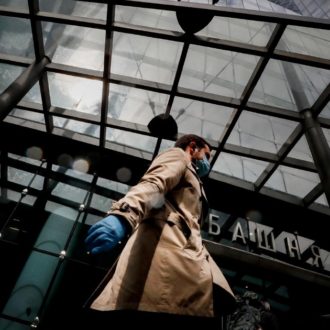 Copertina di Bivio sanzioni, Mosca non crolla: oltre, si rischia la crisi dei mercati