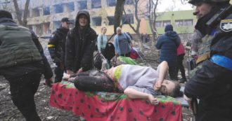Guerra Russia-Ucraina, morta insieme al suo bambino la donna incinta fotografata durante l’evacuazione dell’ospedale di Mariupol