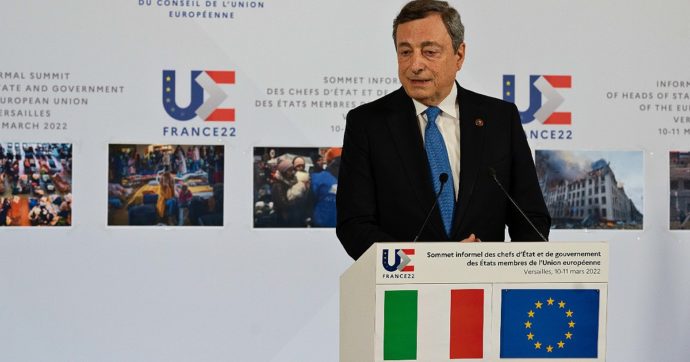 Vertice di Versailles, Draghi: “Per gli obiettivi Ue su difesa, energia e clima servono 2 trilioni di euro. Bruxelles dovrà rivedere le regole”