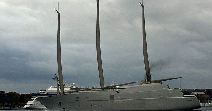 Guerra Russia-Ucraina, sequestrato a Trieste lo yacht a vela da 143 metri di Melnichenko. “Era all’incontro con Putin il giorno dell’invasione”