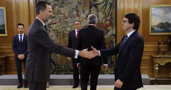 Spagna, i popolari portano la destra di Vox per la prima volta al governo: accordo in Castiglia e Leòn. “Spalanca le porte ad altre intese”
