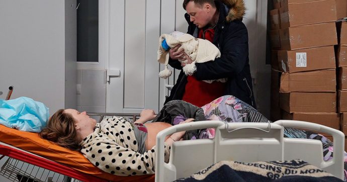 Ucraina, ha partorito la donna fotografata su una barella dopo il bombardamento dell’ospedale pediatrico di Mariupol
