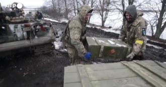 Copertina di Guerra Russia-Ucraina, i militari di Kiev recuperano le munizioni da un carro armato di Mosca bruciato: le immagini