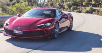 Copertina di 296 Gtb, il Cavallino riesce a emozionare anche nello stile ibrido