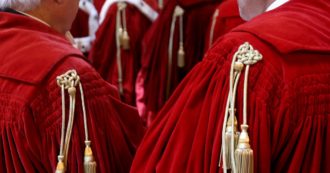 Copertina di “Porte girevoli”,  il nodo non eletti con ruoli politici