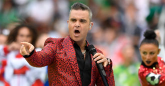 Copertina di Robbie Williams confessa: “Non so dove andare a vivere con la mia famiglia”. Ecco cosa è accaduto