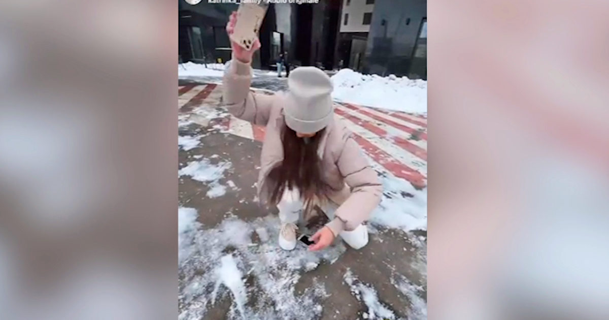 Influencer russa rompe uno smartphone e butta via i vestiti: \