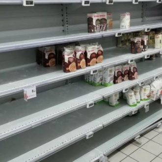 Copertina di Sugli scaffali anche la pasta inizia a scarseggiare. Produttori in attesa che arrivi la semola da Puglia e Sicilia: “Il governo trovi ora una soluzione”