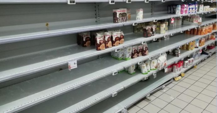 Guerra Russia-Ucraina, in alcuni supermercati italiani scatta l’accaparramento di olio di semi di girasole, farina e prodotti in scatola