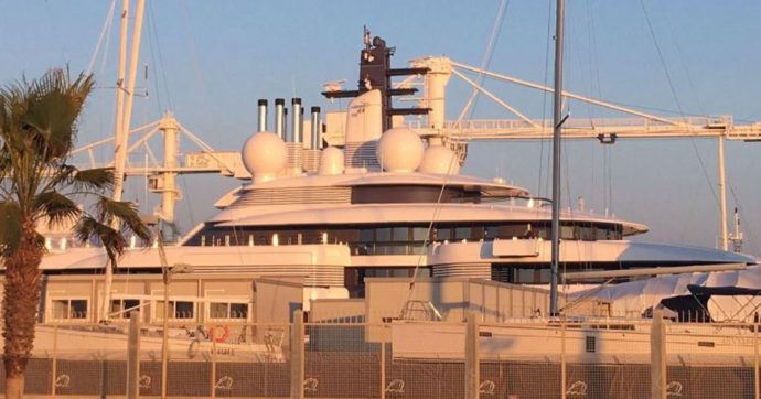 Guerra Russia-Ucraina, New York Times: è di Putin lo yacht da 700 milioni di dollari ancorato a Marina di Carrara