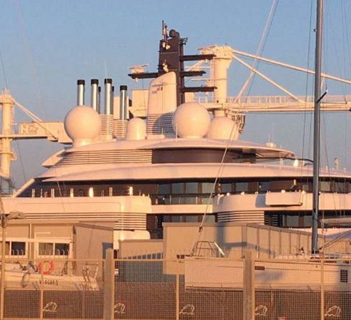 Guerra Russia-Ucraina, New York Times: è di Putin lo yacht da 700 milioni di dollari ancorato a Marina di Carrara