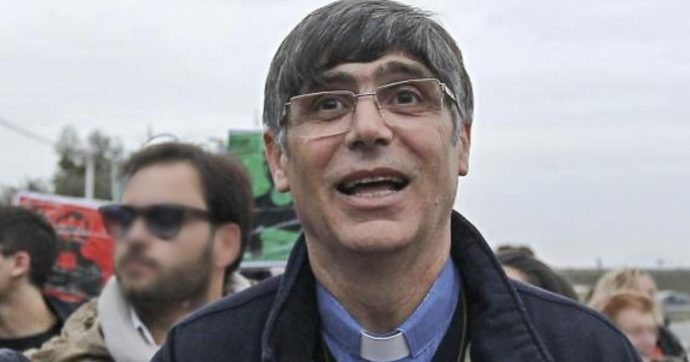 Don Maurizio Patriciello, bomba carta davanti alla sua chiesa nel giorno del compleanno