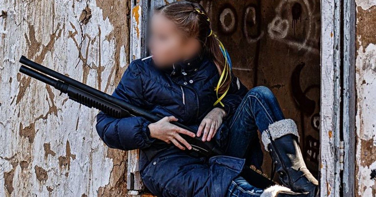 “Giovane ragazza con caramelle”. La foto di una bimba ucraina con fucile diventa virale. Il padre: “Postata per portare l’attenzione del mondo sull’aggressione russa”