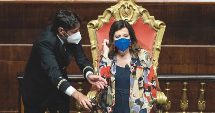 Queen Elizabeth si vendica di B. e FI: convoca Bisignani e sonda la Meloni