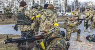 Copertina di Guerra in tivù, penne armate che sparano contro i pacifisti