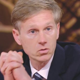 Copertina di Alessandro Orsini: “Se inviamo altre armi aumenteranno i morti: si rischia una nuova Siria”