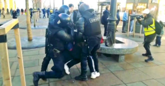 Copertina di Guerra Russia-Ucraina, tensione a San Pietroburgo: attivisti contro il conflitto portati via dalla polizia – Video