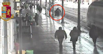 Copertina di Bologna, non si accorge del treno in arrivo: poliziotto fuori servizio lo salva – Video