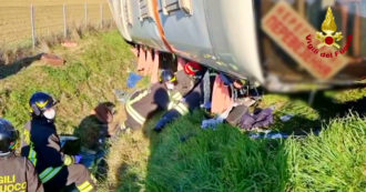 Copertina di Autobus con a bordo 50 rifugiati ucraini si ribalta sulla A14 nella zona di Cesena: morta una giovane donna. L’intervento dei vigili del fuoco