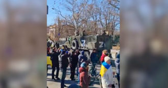 Copertina di Guerra Russia-Ucraina, corteo di cittadini a Kherson contro l’esercito di Mosca: “Fascisti”. I militari aprono il fuoco per disperderli – Video