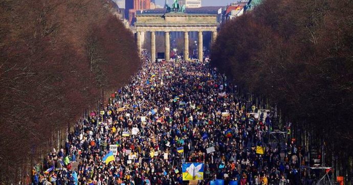 Guerra Russia-Ucraina, decine di migliaia di persone in piazza per la pace a Berlino – FOTO