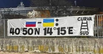 Copertina di Verona, striscione con le bandiere di Russia e Ucraina e le coordinate per bombardare Napoli. Da M5s a FdI: “Ora sanzioni esemplari”