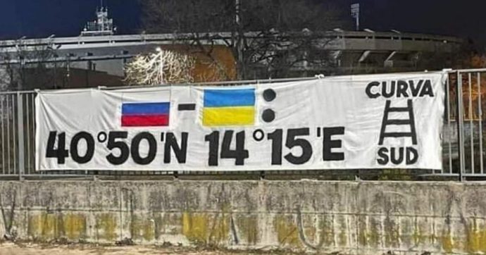 Verona, striscione con le bandiere di Russia e Ucraina e le coordinate per bombardare Napoli. Da M5s a FdI: “Ora sanzioni esemplari”