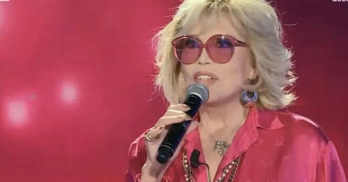 Amanda Lear e le avances dei giovani: “Ci hanno fatto credere le donne scadono come yogurt ma non è così”