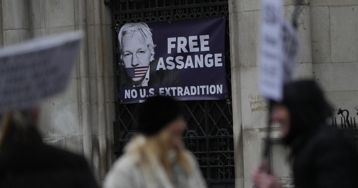 Julian Assange cittadino onorario di Catania, approvata mozione M5s. “Chi tace è complice”