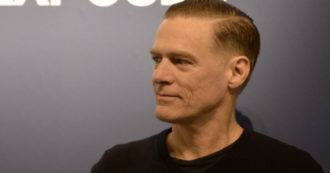 Copertina di Bryan Adams: “In aeroporto a Milano mi hanno trovato positivo al Covid, sono andato in ospedale e poi isolato in hotel per due settimane”